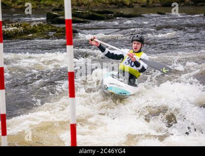 Premier Canoe Slalom: Iain McBride vom Bredalbane Canoe Club tritt in der C1 am Fluss Tay, Grandtully, Perthshire, Schottland, Großbritannien, an Stockfoto