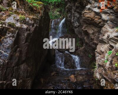 Wasserfall Tscheremshansky im Altai-Gebirge Stockfoto