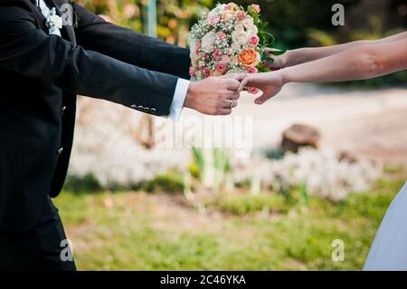 Braut und Bräutigam halten Blumenstrauß in den Händen im Tanz Stockfoto