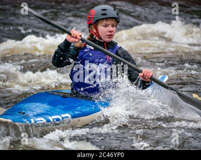 Premier Canoe Slalom: Jessie Anderson vom Breadalbane Canoe Club tritt im K1 auf dem Fluss Tay, Grandtully, Perthshire, Schottland, Großbritannien an Stockfoto