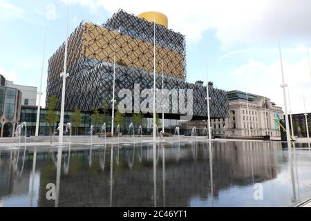 Die neue Bibliothek von Birmingham steht hinter dem Flachwasser-Feature im Centenary Squaure, im Zentrum von Birmingham. Stockfoto