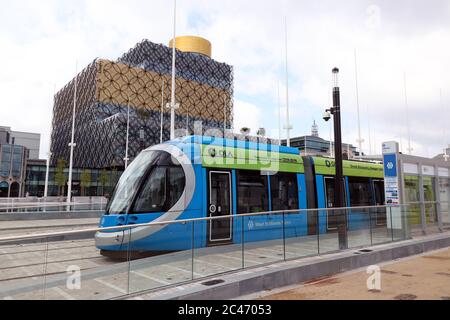 Auf dem neuen Bahnsteig in der Broad Street in Birmingham befindet sich eine U-Bahn-Straßenbahn, im Hintergrund die Neue Bibliothek von Birmingham. 2020 wurde die Metro vom Hauptbahnhof durch den Victoria Square und auf die Broad Street erweitert. Die Metro wird in naher Zukunft weiter entlang der Broad Street zu Five Ways Edgbaston erweitert werden. Stockfoto