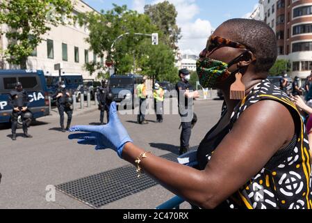 Madrid, Spanien, 7. juni 2020. Schwarze Frau protestiert während der Demonstration von Black Lives Matter in Madrid vor mehreren Polizisten Stockfoto