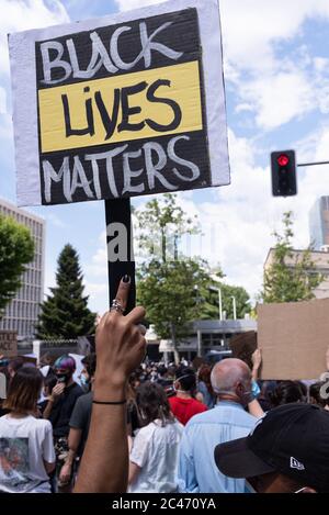 Madrid, Spanien, 7. juni 2020. Die Hand einer schwarzen Frau, die ein Zeichen von Black Lives hält, ist wichtig vor der US-Botschaft in Madrid Stockfoto