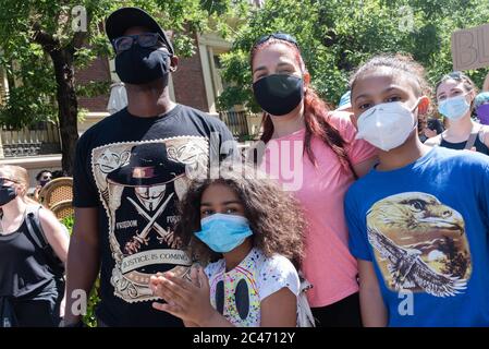 Madrid, Spanien, 7. juni 2020. Mutter, Vater und zwei Töchter nehmen an der Black Lives Matter Demonstration vor der US-Botschaft in Madrid, Spanien, Teil. Stockfoto