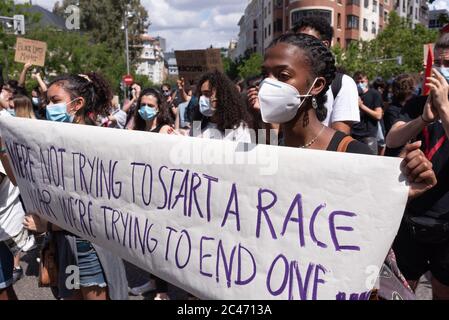 Madrid, Spanien, 7. juni 2020. Zwei junge Aktivisten zeigen ein Banner mitten in der Menge bei der Black Lives Matter Demonstration in Madrid, Spanien Stockfoto