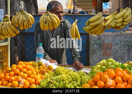 ORCHHA, MADHYA PRADESH, INDIEN - 05. MÄRZ 2020: Nicht identifizierter Verkäufer, der Früchte am Straßenrand in Indien verkauft. Stockfoto