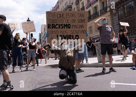 Madrid, Spanien, 7. juni 2020. Eine Gruppe weißer Mädchen hält bei der Demonstration Black Lives Matters in Madrid Zeichen gegen Rassismus. Stockfoto