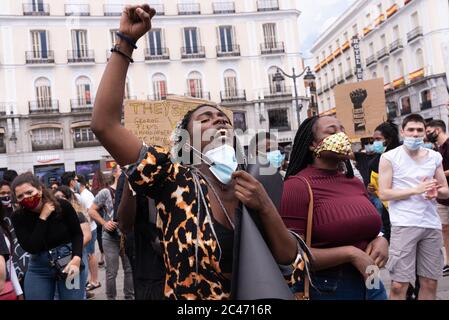 Madrid, Spanien, 7. juni 2020. Das schwarze Mädchen zieht ihre COVID-19 Schutzmaske aus, um ihre Hymne gegen Rassismus in Puerta del Sol zu schreien. Stockfoto