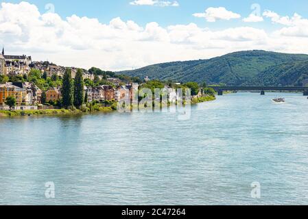 Eine alte, historische Stadt am Rheinufer in Westdeutschland, sichtbare Stadtbauten, Brücke und Binnenschiff auf dem Wasser. Stockfoto