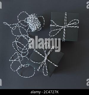 Weihnachten, Neujahr schwarz stilvolle Hintergrund und Rahmen mit einem Zweig aus Tanne und ein Geschenk. Draufsicht. Speicherplatz kopieren Stockfoto