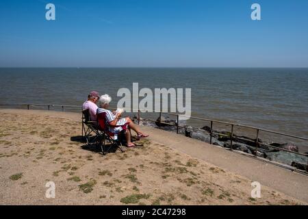 Walton on the Naze - Essex - 204062020 - die Menschen strömen am Strand, um die Sonne zu genießen, wenn die Temperaturen steigen - Fotograf : Brian Duffy Stockfoto