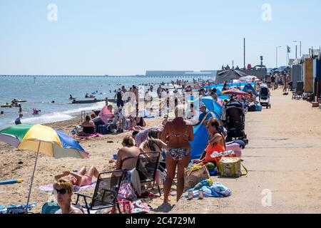 Walton on the Naze - Essex - 204062020 - die Menschen strömen am Strand, um die Sonne zu genießen, wenn die Temperaturen steigen - Fotograf : Brian Duffy Stockfoto