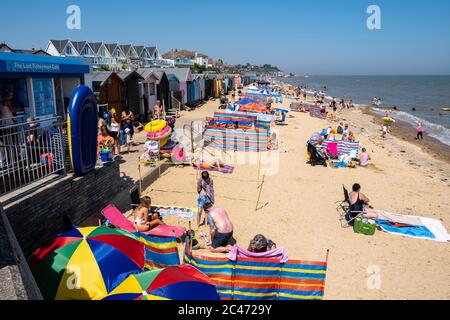 Walton on the Naze - Essex - 204062020 - die Menschen strömen am Strand, um die Sonne zu genießen, wenn die Temperaturen steigen - Fotograf : Brian Duffy Stockfoto