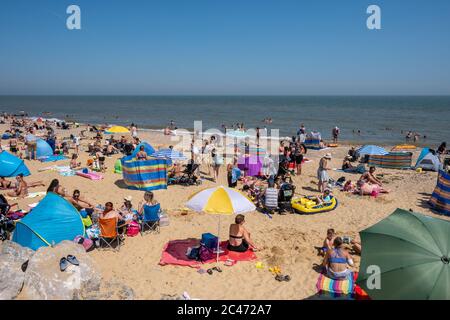 Walton on the Naze - Essex - 204062020 - die Menschen strömen am Strand, um die Sonne zu genießen, wenn die Temperaturen steigen - Fotograf : Brian Duffy Stockfoto