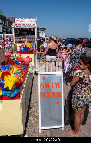 Walton on the Naze - Essex - 204062020 - die Menschen strömen am Strand, um die Sonne zu genießen, wenn die Temperaturen steigen - Fotograf : Brian Duffy Stockfoto