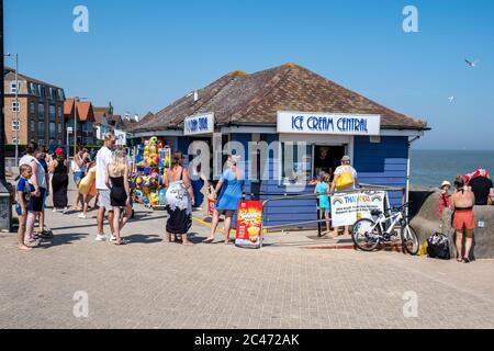 Walton on the Naze - Essex - 204062020 - die Menschen strömen am Strand, um die Sonne zu genießen, wenn die Temperaturen steigen - Fotograf : Brian Duffy Stockfoto