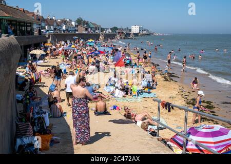 Walton on the Naze - Essex - 204062020 - die Menschen strömen am Strand, um die Sonne zu genießen, wenn die Temperaturen steigen - Fotograf : Brian Duffy Stockfoto