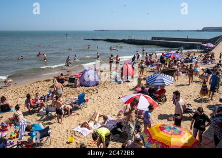 Walton on the Naze - Essex - 204062020 - die Menschen strömen am Strand, um die Sonne zu genießen, wenn die Temperaturen steigen - Fotograf : Brian Duffy Stockfoto