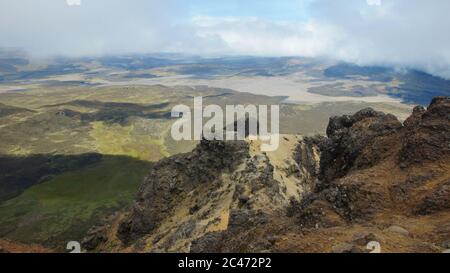 Panoramablick auf den Cotopaxi Nationalpark vom Gipfel des Ruminahui Vulkans an einem bewölkten Tag - Ecuador Stockfoto