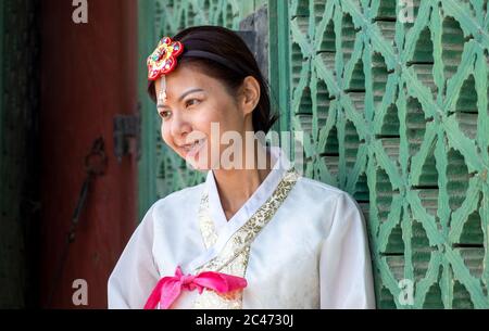 Eine traditionelle koreanische Frau in einem Hanok, einem traditionellen koreanischen Kleid, in Seal, Südkorea Stockfoto