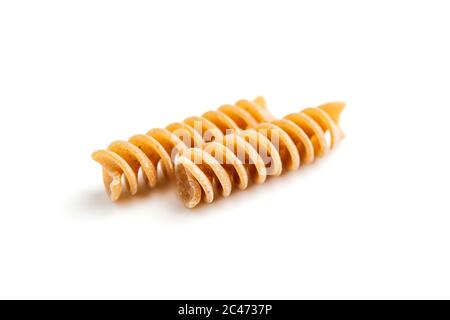 Zwei Stücke von Vollkorn Fusilli Pasta auf weißem Hintergrund Stockfoto