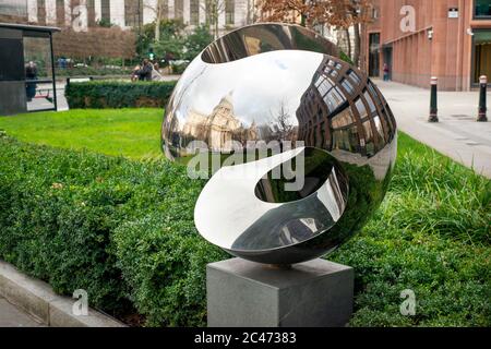 Amicale von Paul Mount polierte moderne Skulptur aus Edelstahl öffentliche Kunst in Carter Lane Gardens in London Großbritannien Stockfoto