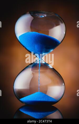 Fließende Sanduhr Stockfoto