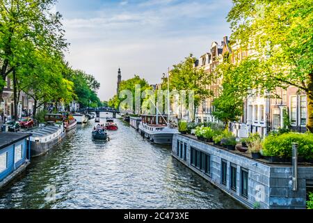 Amsterdam, Niederlande - 19. Juli 2018: Typische Bootshäuser, auf den Grachten von Amsterdam Stockfoto