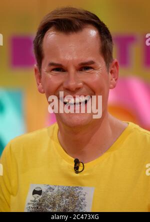 Köln, Deutschland. Juni 2020. Moderator Malte Arkona wird die KIKA-Fernsehsendung 'die beste Klasse Deutschlands' im Studio aufnehmen. Das Superfinale der Rateshow wird am 5. September 2020 ausgestrahlt. Quelle: Henning Kaiser/dpa/Alamy Live News Stockfoto