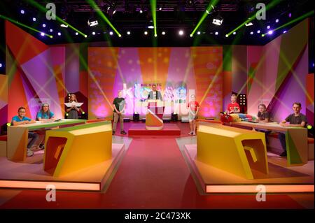Köln, Deutschland. Juni 2020. Moderator Malte Arkona wird die KIKA-Fernsehsendung 'die beste Klasse Deutschlands' im Studio aufnehmen. Das Superfinale der Rateshow wird am 5. September 2020 ausgestrahlt. Quelle: Henning Kaiser/dpa/Alamy Live News Stockfoto