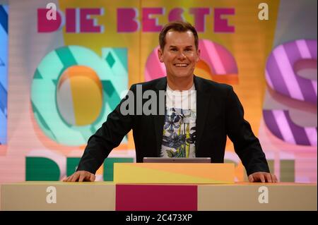 Köln, Deutschland. Juni 2020. Moderator Malte Arkona wird die KIKA-Fernsehsendung 'die beste Klasse Deutschlands' im Studio aufnehmen. Das Superfinale der Rateshow wird am 5. September 2020 ausgestrahlt. Quelle: Henning Kaiser/dpa/Alamy Live News Stockfoto