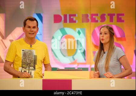 Köln, Deutschland. Juni 2020. Die Moderatoren Malte Arkona und Kim Unger (l-r) sind dabei, die KIKA-Fernsehsendung "die beste Klasse Deutschlands" im Studio aufzunehmen. Das Superfinale der Ratschau wird am 5. September 2020 ausgestrahlt. Quelle: Henning Kaiser/dpa/Alamy Live News Stockfoto