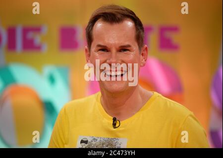 Köln, Deutschland. Juni 2020. Moderator Malte Arkona wird die KIKA-Fernsehsendung 'die beste Klasse Deutschlands' im Studio aufnehmen. Das Superfinale der Rateshow wird am 5. September 2020 ausgestrahlt. Quelle: Henning Kaiser/dpa/Alamy Live News Stockfoto