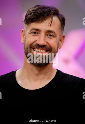 Köln, Deutschland. Juni 2020. Moderator Bürger Lars Dietrich wird die KIKA-Fernsehsendung "die beste Klasse Deutschlands" im Studio aufnehmen. Das Superfinale der Ratschau wird am 5. September 2020 ausgestrahlt. Quelle: Henning Kaiser/dpa/Alamy Live News Stockfoto