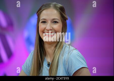 Köln, Deutschland. Juni 2020. Moderatorin Kim Unger ist dabei, die KIKA-Fernsehsendung "die beste Klasse Deutschlands" im Studio aufzunehmen. Das Superfinale der Rateshow wird am 5. September 2020 ausgestrahlt. Quelle: Henning Kaiser/dpa/Alamy Live News Stockfoto