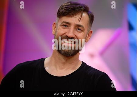 Köln, Deutschland. Juni 2020. Moderator Bürger Lars Dietrich wird die KIKA-Fernsehsendung "die beste Klasse Deutschlands" im Studio aufnehmen. Das Superfinale der Ratschau wird am 5. September 2020 ausgestrahlt. Quelle: Henning Kaiser/dpa/Alamy Live News Stockfoto