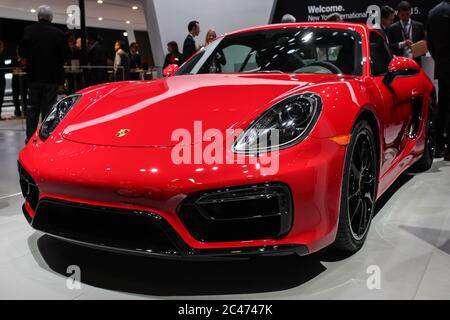 NEW YORK, NY - 1. APRIL 2015: Porsche stellt Cayman GTS auf der New York International Auto Show 2015 während des Pressetag aus Stockfoto