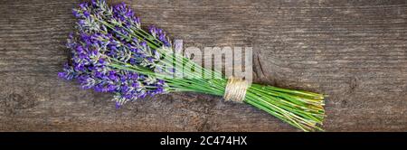 Lavendel Bündel auf Holz Hintergrund. Stockfoto