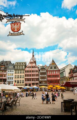 Malerischer Blick auf den östlichen Teil ("Ostzeile") des zentralen Römerberges mit einem Schild für den Verkauf von Frankfurter Stadtwein; Frankfurt, Deutschland. Stockfoto