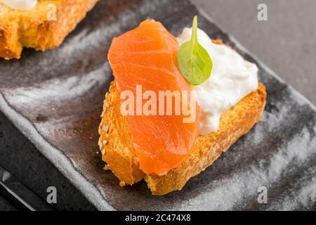 Vorspeise Lachs und Stracciatella Käse in Scheiben geschnitten Stockfoto