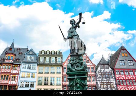 Justitia Bronzestatue am Gerechtigkeitsbrunnen vor historischen Fachwerkhäusern am Römerberg in Frankfurt am Main. Stockfoto