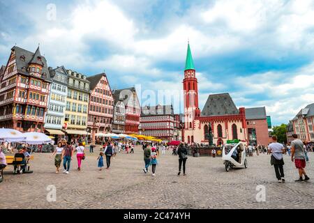 Touristen auf dem historischen Römerberg Platz mit der alten Nikolaikirche in der Altstadt von Frankfurt am Main, Deutschland. Stockfoto