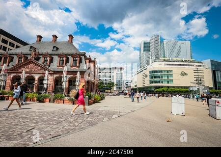 Hauptwache, zentraler Platz und Verkehrsknotenpunkt, mit modernem Nextower Wolkenkratzer im Hintergrund und Einkaufsstraße Zeil in Frankfurt. Stockfoto