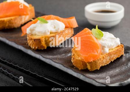 Vorspeise Lachs und Stracciatella Käse in Scheiben geschnitten Stockfoto