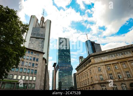Commerzbank Tower, Omniturm und Maintower Wolkenkratzer vom Goetheplatz in Frankfurt am Main aus gesehen. Stockfoto