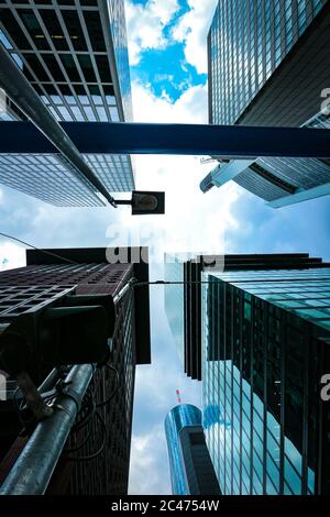 TaunusTurm, Commerzbank Tower, Japan Center, Maintower und Omniturm Wolkenkratzer in der Neuen Mainzer Straße im Bankenviertel Frankfurt am Main. Stockfoto