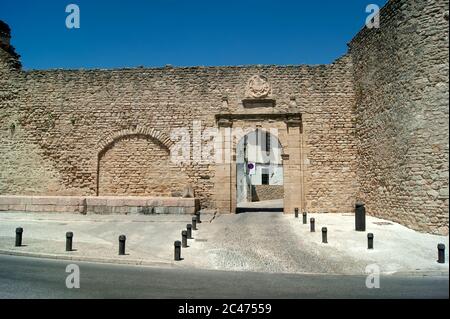 Historische, maurische Stadtmauern in der alten spanischen Stadt Ronda, in Andalusien. Das Almocabar Tor, das Teil der mittelalterlichen Stadtverteidigung war. Stockfoto