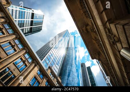 Eurotheum, Maintower und Omniturm Wolkenkratzer ragen hinter historischen Gebäudefassaden in der Neuen Mainzer Straße im Bankenviertel, Frankfurt, auf. Stockfoto