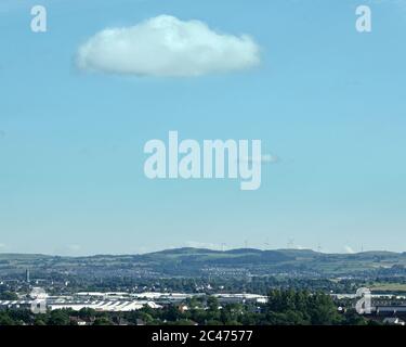 Glasgow, Schottland, Großbritannien 24. Juni 2020: UK Wetter: Sonnig über dem Süden der Stadt und dem unruhigen intu Zentrum in Braehead. Gerard Ferry/Alamy Live News Stockfoto